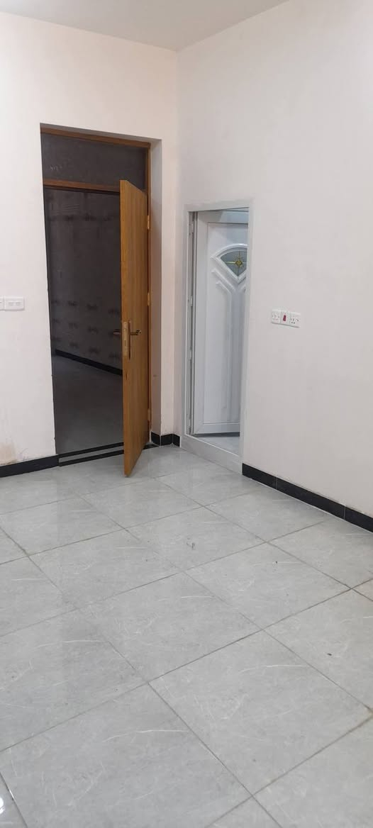 سلام عليكم اخوان بيت للايجار 100 متر طابق ثاني معزول الباب الشارع غرفتين نوم 2  حمامات وساحة درج مطبخ وبيتونه كبيرة وسطح أمامي وسطح خلفي البيت كامل العنوان قرب السوق العصري شارع عريض للإستفسار *********** ? سعر 450

