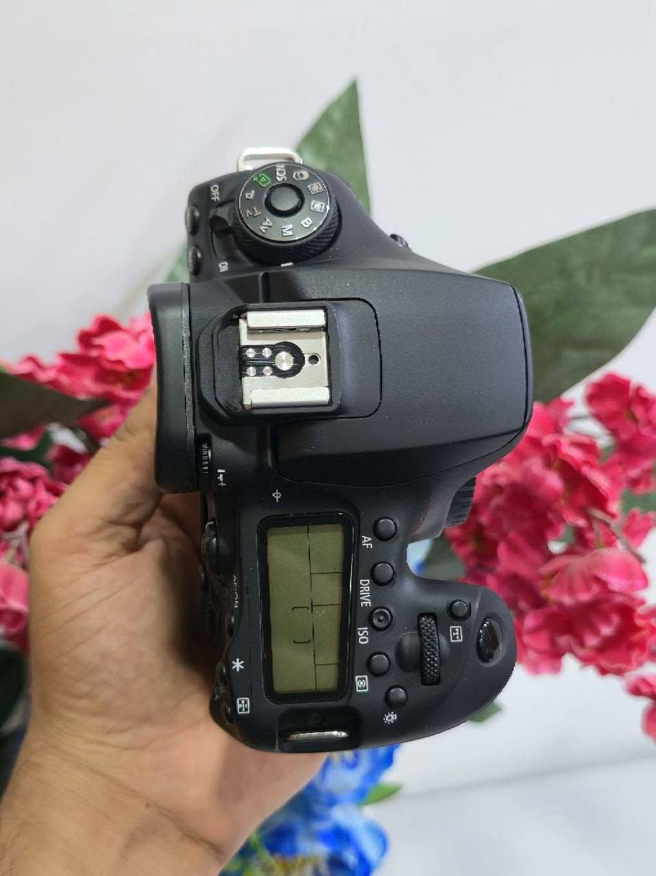 Canon EOS 90D+18-135kit
كاميرا جديده لوك نضافه 100%
دقه 32.3ميكابكسل 
تصوير فيديو 4k وشاشه لمس قلاب 
وايفاي او بلاتوث وتتبع الوجه
توصيل متوفر واتساب 
***********
@الجميع
