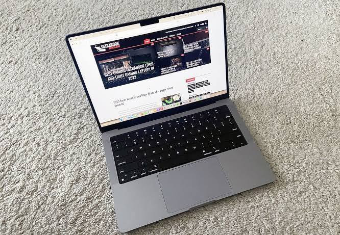 ماك بوك برو m2 برو 14inch قياس شاشة
معالج m2 pro المحترف 
رام 16g 
هارد ssd512g 
بطارية 100 مشحون 20مرة فقط 
شاشة 14inch 4k hdr 10 mini led 
السعر مليون و٨٠٠ الف نهايتة 
رقمي واتساب *********** 
مكاني بغداد
