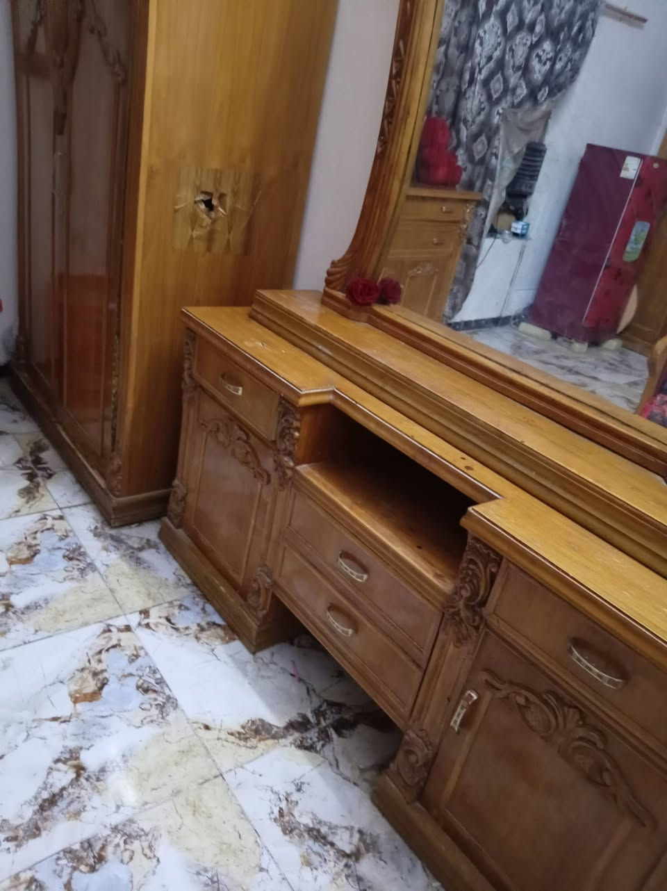 غرفه نجارة تزكام ام طابقين شغل ثكيل
الجربايه زان والزاويه مقفله  وبيها ضرر بس بصفحة الزاويه وما ماثر وبميز  المرايه شي كلش بسيط ب ٩٢٥ وبيها مجال
مكانها الحله شارع ٨٠
هذا رقمي***********!
