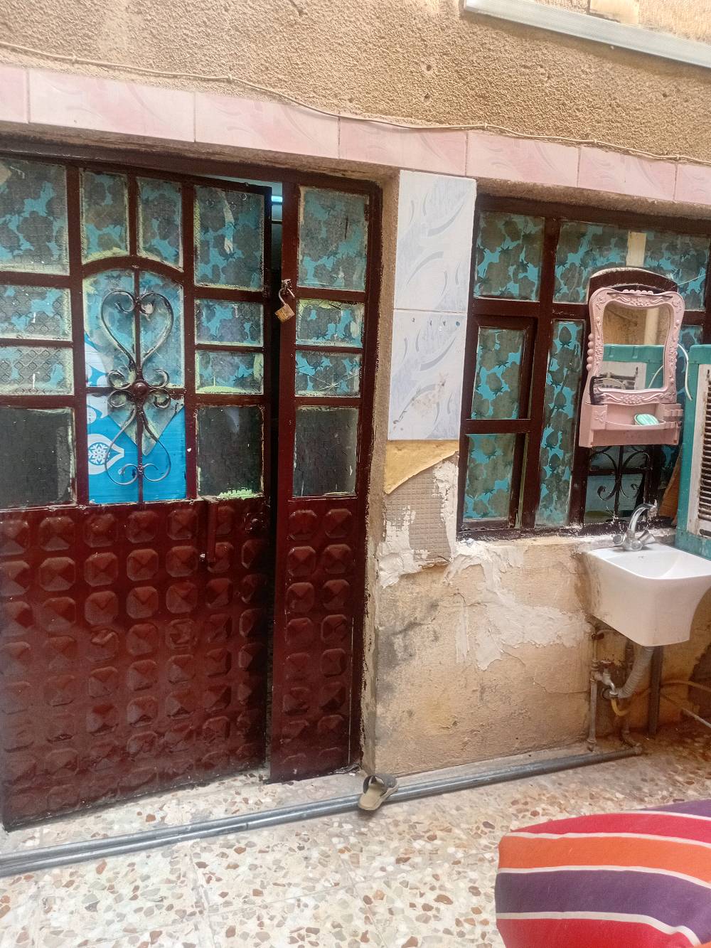 نص قطعه خلفيه طابق واحد مسلح بناء 2010 عاليه عن الشارع وعاليه داخل البيت غرفه نوم وستقبال معزول وحولي  وترك وحوش وحمام مشترك نظيف حيل بغداد الشعله قطاع الثامن تفاصيل اكثر واتساب ***********
هلا عمي، ممكن توضح المساحة الكاملة للقطعة شكد بالضبط، وبيها سند/طابو لو إيجار؟: 
طابو صرف مساحه 80 متر
بالنسبة للموقع، شنو أقرب نقطة/شارع معروف بحي الشعلة وشنو رقم القطعة أو الزقاق حتى يسهّل على الزبون يوصل؟: 
سوق الساحه 