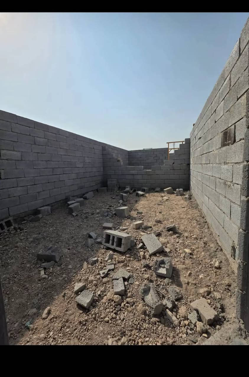 يتوفر لدينا دار هيكل للبيع

مساحه 200متر 

العنوان البصرة منطقة أم النعاج مقابيل حي بغداد 

جنس العقار طابو مالك صرف زراعي باسم عراقي سند 25 وكالة ونصخ من الطابو ومكاتبة من المالك مباشره 

يحتوي البيت على غرفتين٢ منام كبار 
وديوانية 
وصالة 
ومطبخ 
وصحيات داخلي وخارجي 
وكراج سيارة 

شارع 10متر 
منطقة هدوء وقريبة علة مركز المدينة 
بناء بلوك تاجريان 

جميع الخدمات متوفرة ماء كهرباء مدارس نت كلشي قريب على السعر((60مليون وبي مجال))
اللاستفسار الاتصال على الهاتف ☎️ 📞 
***********

نص مكتوب في الصور:
- مراسلة DDr...