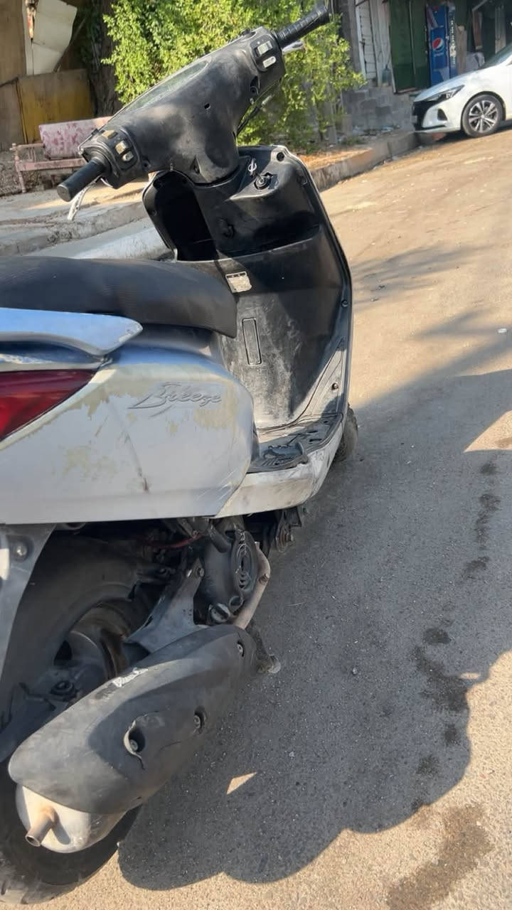 سلام عليكم دراجه بريز للبيع دراجه جديده بمعناه الكلمة سلف هندر شلعه. معدل كهربائيات كلها شغاله   بس لحيه شويه مكسوره موضحه بصور  ولعداد معروضه500الف وبيهاا مجال للشراي رقم*********** بغداد شارع حيفا
