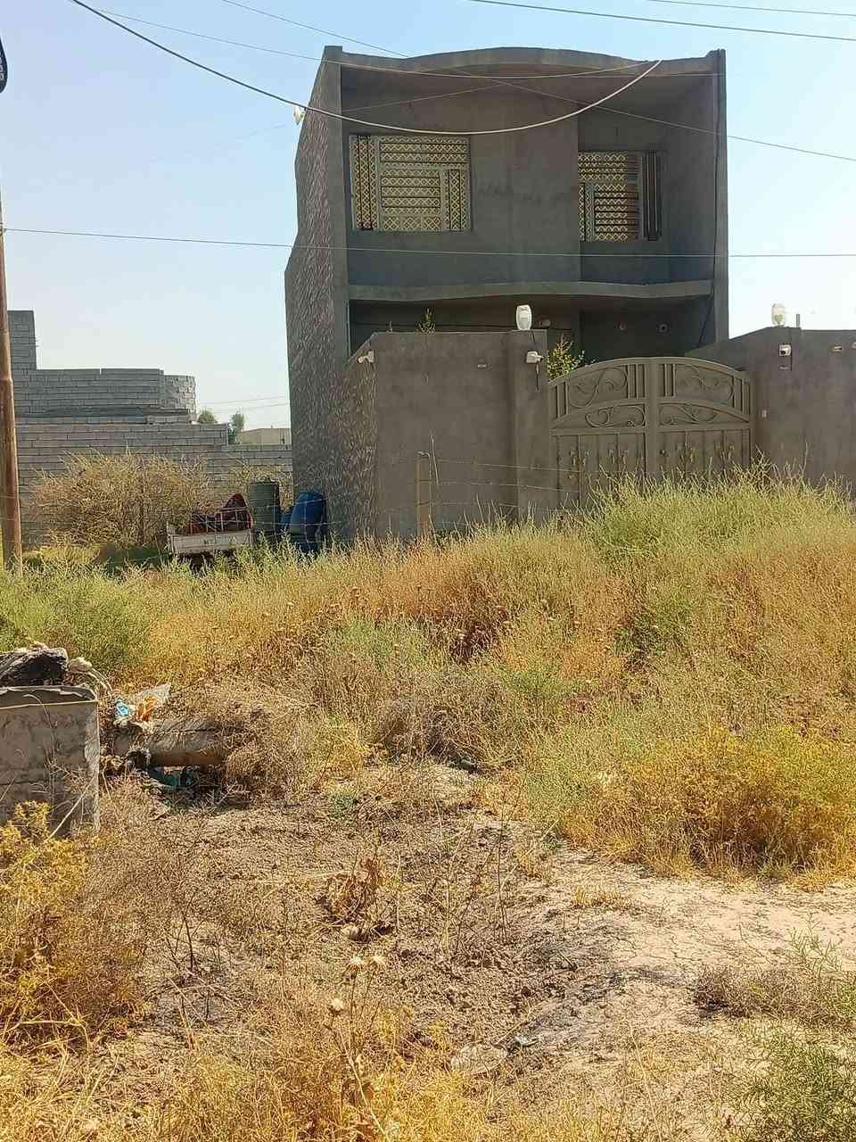 السلام عليكم. بيت للبيع
مساحه 100 

النزال 16

الواجهه 6 وربع 

سند 25 

يحتوي على : غرفه فوق ، غرفه تحت ،صاله ،مطبخ ،صحيات،منور + طرمه

  بناء حديث  خارج وداخل لبخ داخل مصبوغ عالٍ عن الشارع 
الموقع : حي الامير 

رقم الهاتف : ***********
