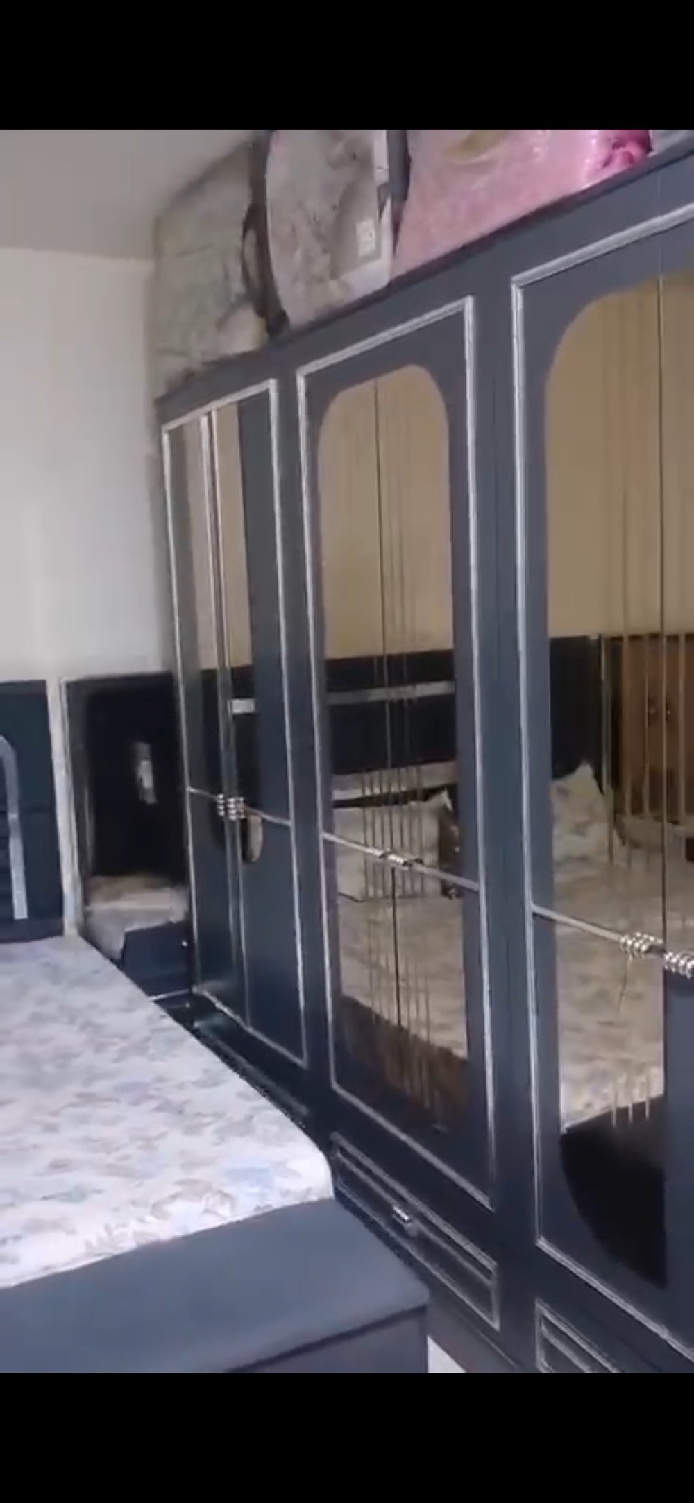 غرفة نوم تركية متكونة من 8 قطع نظافة قوية حيييل
شنو اسم موديل غرفة النوم بالضبط؟ وإذا بيها شركة/ماركة تركية معروفة، تگدر تذكرها؟: 
غرفه تركية نظيفة 
وين موقعك بالضبط؟ بأي محافظة/منطقة حتى المشترين يعرفون شلون يتواصلون وياك ويشوفوها؟: 
بغداد/العامرية
شنو قياسات السرير والدولاب والتسريحة؟ وهل الغرفة تناسب غرفة كبيرة لو متوسطة؟: 
سرير 2 نفر
الكنتور6 ابواب + ملحق 2 ابواب
ميز تواليت 
مجر 4 ابواب 
طبلة ميز تواليت 
ملحق للجرباية تخلي بي احذية او اشياءك الخاصة 
مراية عامودية 

هل بيها أي خدوش، كسور، أو قطع بيها مشكلة؟ وقطعها كلها كاملة من ضمن الـ 8 لو ناقص شي؟: 
نظيفة جدا جدا جدا
التوصيل متوفر لو لا؟ وإذا متوفر، شكد كلفته داخل المحافظة أو للمحافظات؟: 
لا والله ماعندي اذا يجي الشخص يفحص وياخذها 