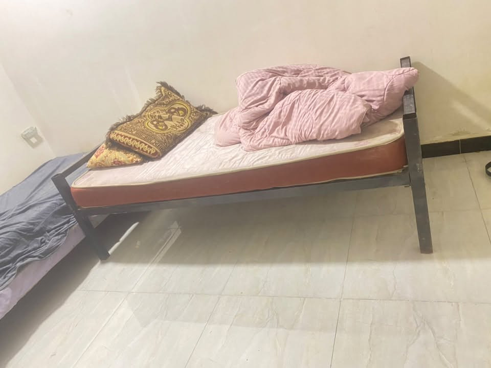 السلام عليكم
اغراض سكن طلابي بالبياع للبيع مبرده شغال وجربايه حديد جديده وجربايه عشب وميزه 

قيم واخذ 
***********
