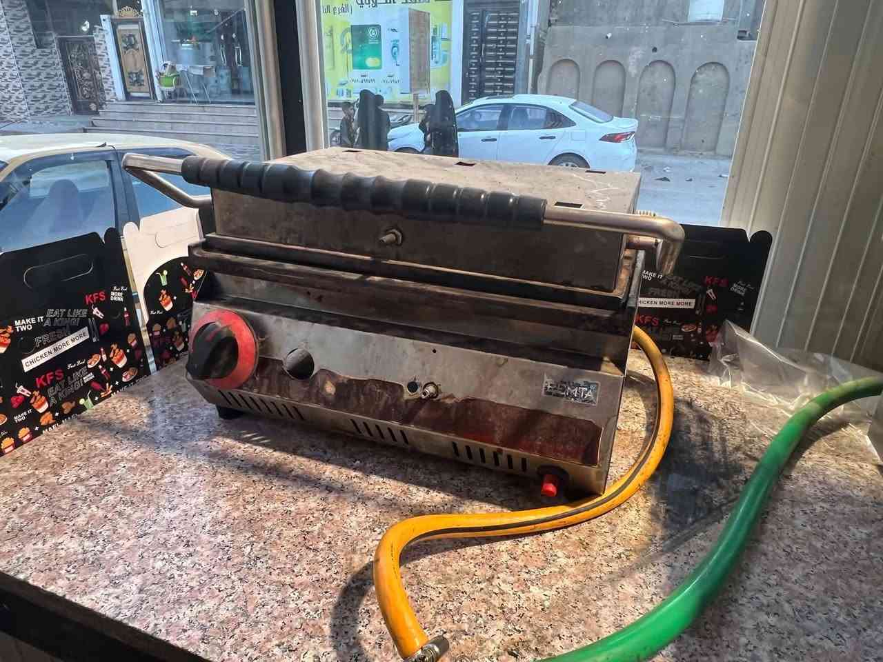 السلام عليكم عندي غراض مال مطعم كلهن سل لستي وستعمال قليل وعندي فرن بيزا وعارضه كنتاكي يعني مستلزمات مال مطعم شتريد موجود مكاني نجف ابو صخير مامتواجد عل فيس هاذا رقمي ***********

