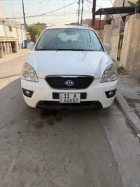 كيا كارنز 2011 خليجي السيارة نفس ما موضحه بل الصورة نضيفه بمعنئ الكلمه...
