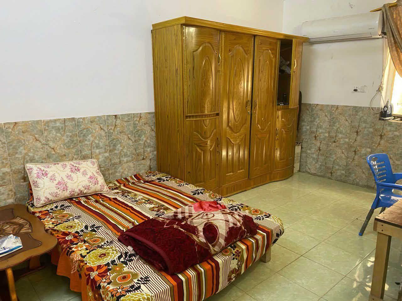 السلام عليكم شفة للبيع او الايجار المعلمين داخل مجمع على الشارع العام قرب المجلس البلدي شقة نضيفة والغرفة ايضا مصبوغة ابيض والخريطة موجودة بشكل تقريبي و توضيحي للاتصال 
***********
