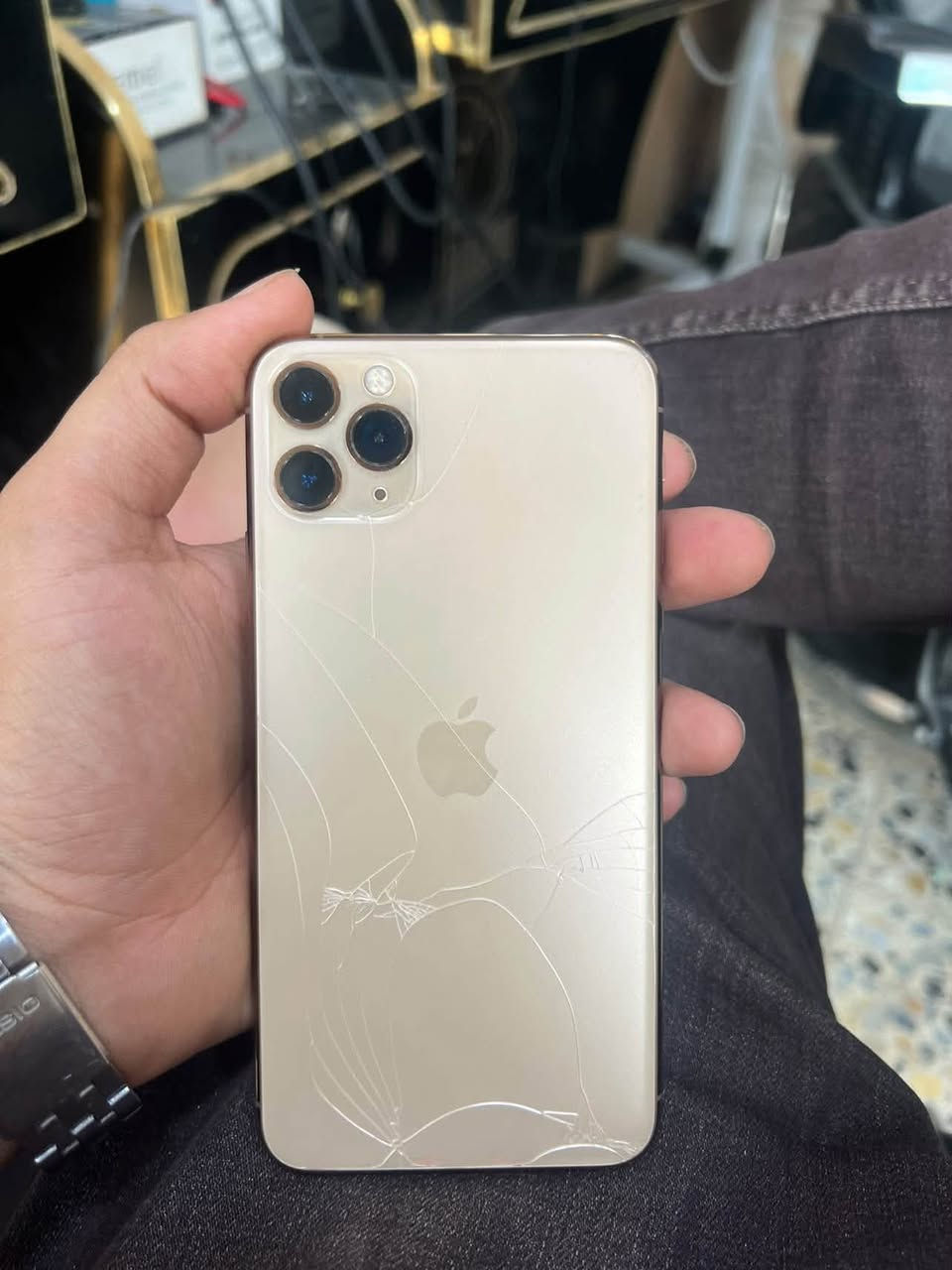 11برو ماكس ممبدل بي أي شي بس الضرر هاذه
ب165 الف 

***********

نص مكتوب في الصور:
- حول < iPhone الاسم 26.6.1 إصدار iOS iPhone 11 Pro Max اسم الطراز FWH62LL/A رقم الطراز HOCK80DBN70K الرقم التسلسلي انتهت صلاحية التغطية سجل تاريخ القطع والخدمة 0 الأغاني 0 الفيديوهات 18 الصور 31 التطبيقات 256 غ.ب. السعة
- 69 4:07
- حالة البطارية والشحن
- الحد الأقصى للقدرة 75%
- هذا قياس لقدرة البطارية مقارنة بقدرتها عندما كانت جديدة. قد تتسبب القدرة المنخفضة بتقليل ساعات الاستخدام بين عملية الشحن والأخرى.
- أقصى قدرة للأداء
- ستساعد الأنظمة المضمنة في النظام والمكونات في تخفيف آثار الأداء التي قد تلاحظها أثناء التقدم الكيميائي في عمر بطارية iPhone.
- شحن البطارية المحسن
- للحد من استنزاف عمر البطارية، يتعلم الـ iPhone من عادات الشحن اليومية، بحيث ينتظر ولا يتجاوز 80% حتى يحين موعد حاجتك إلى استخدامه.