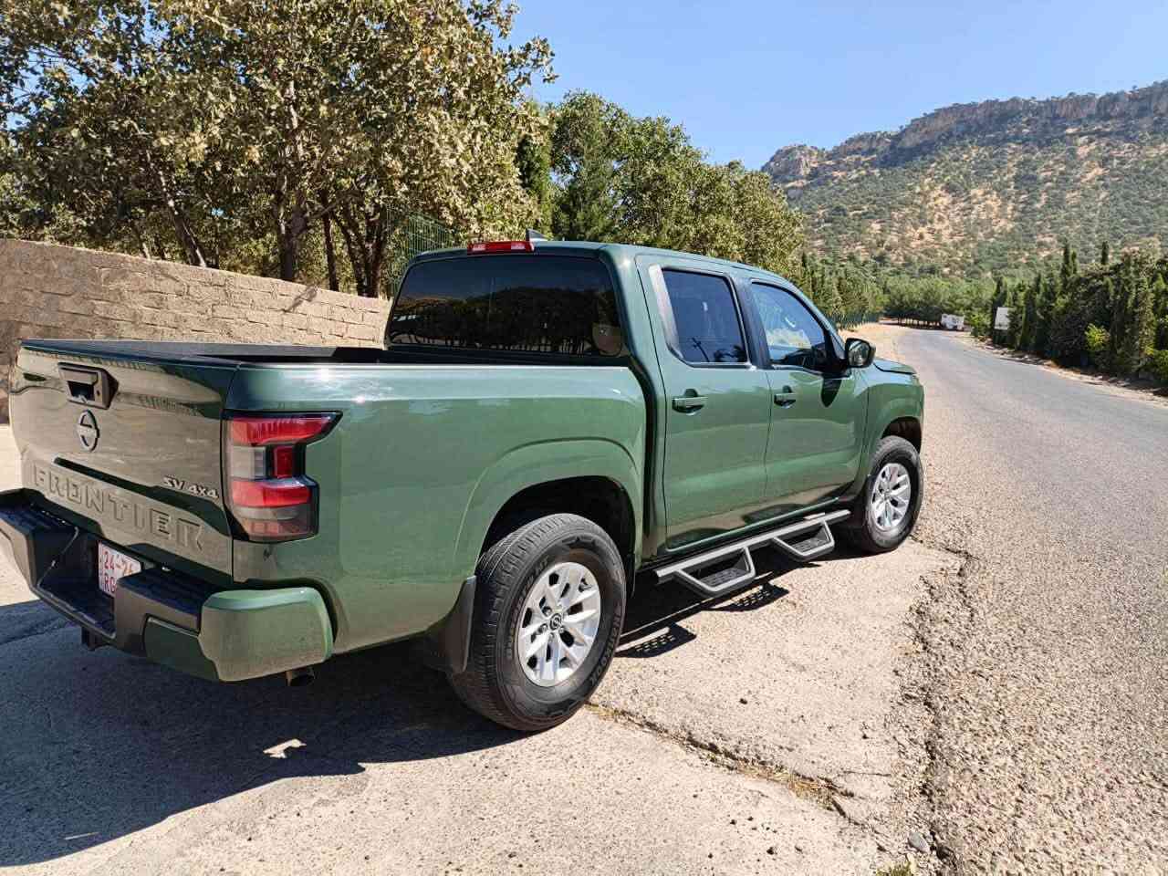**بۆ فرۆشتن 🚨**  
**Nissan Frontier 2024 - 4x4**  
مۆتۆر: 3.8L V6 - 310HP  
گێر: ئۆتۆماتیک 9 گێڕ  
ئۆپشن: CarPlay بێ وایەر, کامێرا, Cruise Control  
حاڵەت: زۆر پاک 
**نرخ:** [نرخی  21000$]
بویاخ. دەرگە + جەمەلوخ  
**شوێن:** دهۆک  
**پەیوەندی:** *********** - 
KENDAL TRADING

نص مكتوب في الصور:
- PLC auction