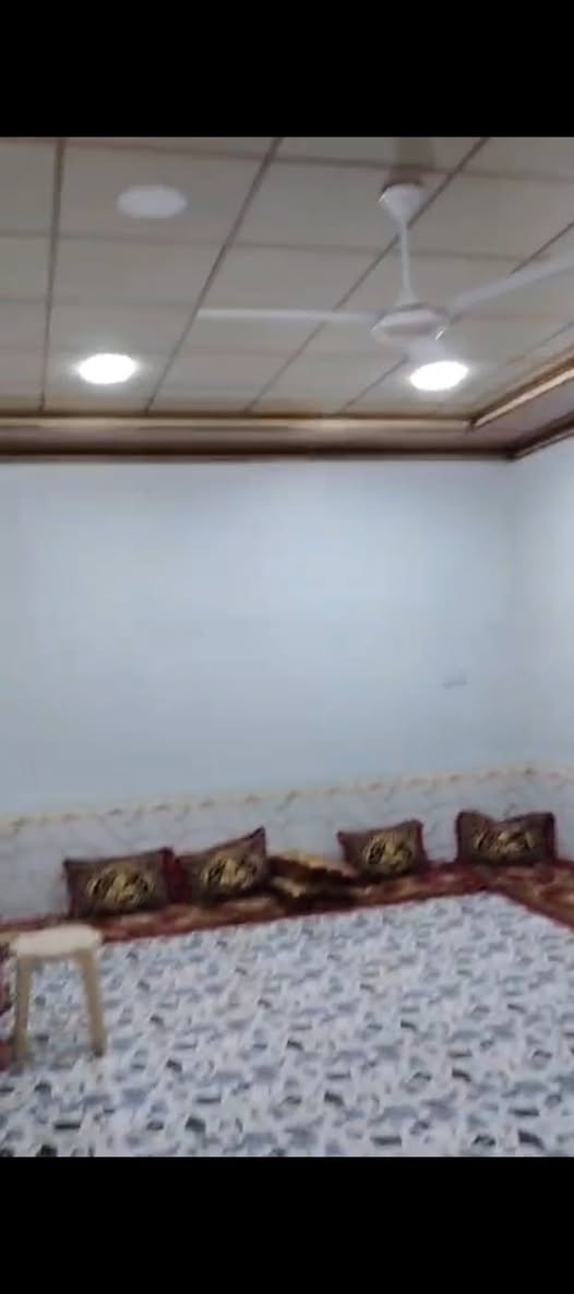 بيت للبيع في بروانة حي الشرطة في الواجهة على طريق المقبرة..المساحة 500 السعر 65مليون
الاتصال ***********
