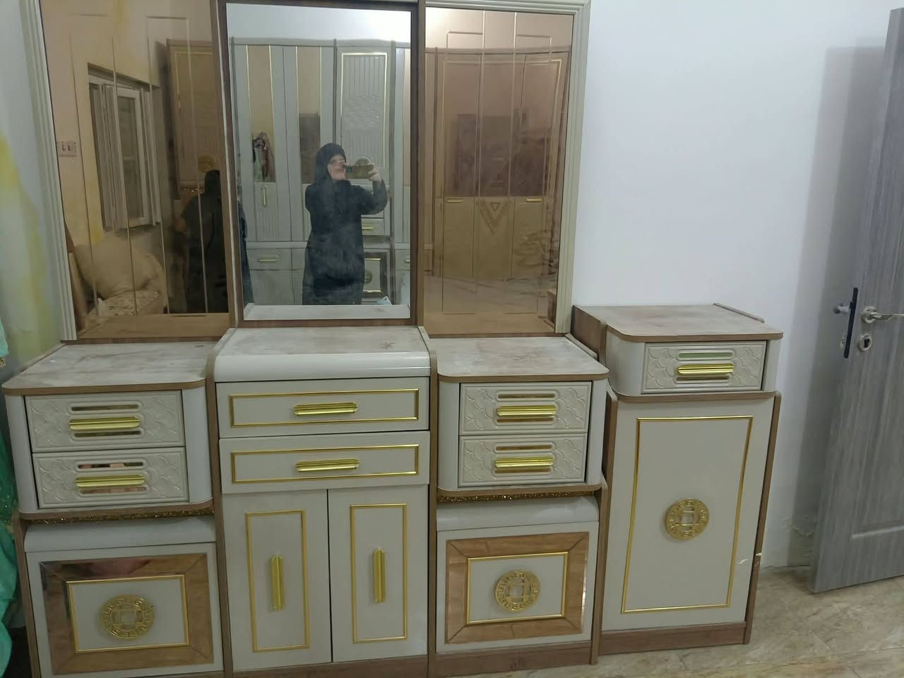 سلام عليكم من رخصت صاحب الكروب 
غرفه تركيه للبيع نضيفه كلش شوفت عينك
للبيع السعر 2 مليون اوبيه مجال للشراي مكاني كربلاء حي العامل منطقه الاولا غرض البيع انتقال لماكن أصغر والغرفه كلش جبير الاستفسار اتصل ***********
