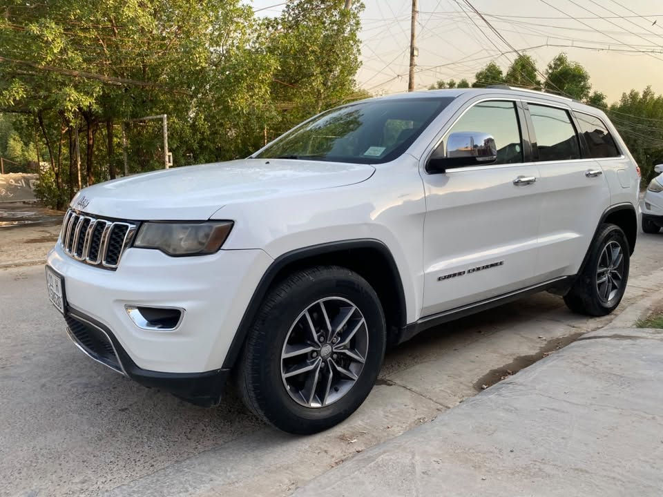 جيب jeep
الموديل :2018   
رقم بغداد بأسمي 
عدد مسافات : 125m————————-
المواصفات 
بصمه 
شاشه
(تو ويل)
الداخل جلد اسود   
مقاعد كهرباء
كشنات تدفئة+تبريد  
ستيرن تدفئة 
 هيتر مري
نضام الملاحة GBS 
تشغيل عن بعد
صندوق كهرباء
حساسات خلفية + امامي
كامرة دوارة 
مثبت سرعة 
———————
حادث السيارة خلفي خفيف جدا بدون ايرباك مرفق مع الصور.
وبيها طخة بغداد بلجاملغ الامامي عكس السايق مصبوغ  مكانها العصر بغداد حي العلام والصبح قرب علوة الرشيد
السعر 205$ وبيها مجال 
للاستفسار واتساب:
***********
