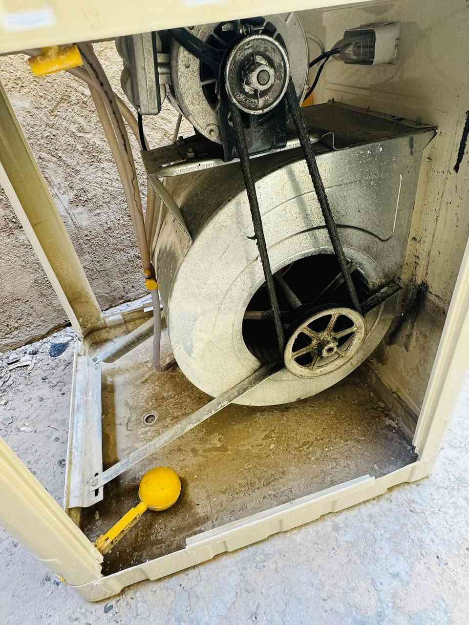 عندي مبرده سعرها لونا لاصليه حجم2500 جديده مستعمله شهرين بس سعرها بل سوك هسه ٢٧٠ عامل بل سوك تعال حجله ماله هديه بلاش بس حجله ٥٠ الف سويتها 
سعره مبرده ١٧٠ بيها مجال قليل عندي ٣ مبردات كل وحده ١٧٠
بيهن مجال حجلات بلاش(*********** بي وتساب
