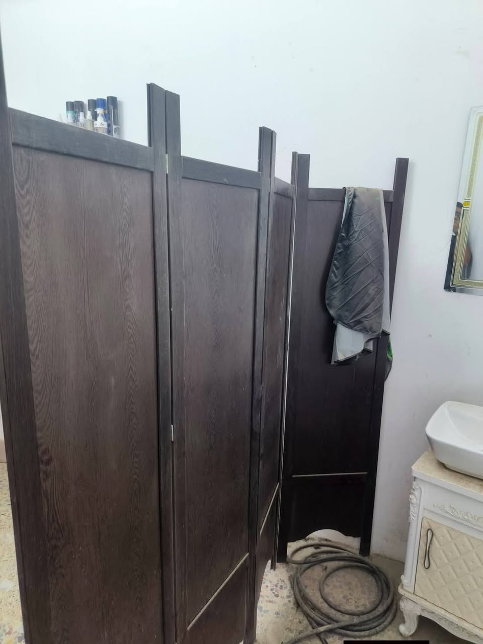 السلام عليكم غراض للبيع  كراسي عدد 6  مغسلة نضيفة وذا تريد صورة راسلني و قاطعة نضيفة سعر خاص هذا رقمي الاستفسار(***********) (العنوان بغداد مدينة صدر)
