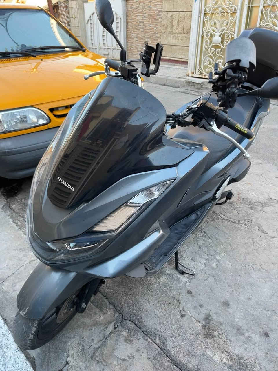 السلام عليكم pcx جيل رابع كوري  ممشى 50.000الف الدراجه مكفولة من مكينه والكفرات بيهة ملاحضات بسيطة  واكو فطر ب الصفحة اليمنه ممبين كلش سعر خاص تواصل ***********
