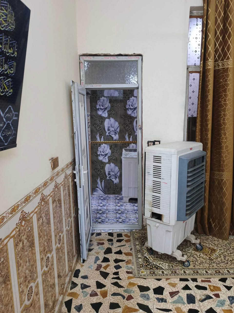 مشتمل  للبيع  مساحة 63 متر طابقين بناء حديث يحتوي الطابق الارضي  على مدخلين( استقبال+ صالة كبيرة 6*4.50 + منور + حمام. +مطبخ
الطابق الثاني يحتوي على
غرفتين منام(غرفة 5.50*4.50 وغرفة 4 *4.50 
 اول قطعة ع الشارع العام  العنوان  الشعب حي الحسين الفتحة مال  الجامع المحترك  اول ماتعبر السدة  المنطقة مخدومة من كافة الخدمات
( كهرباء -مجاري-ماء-تبليط ). ***********
