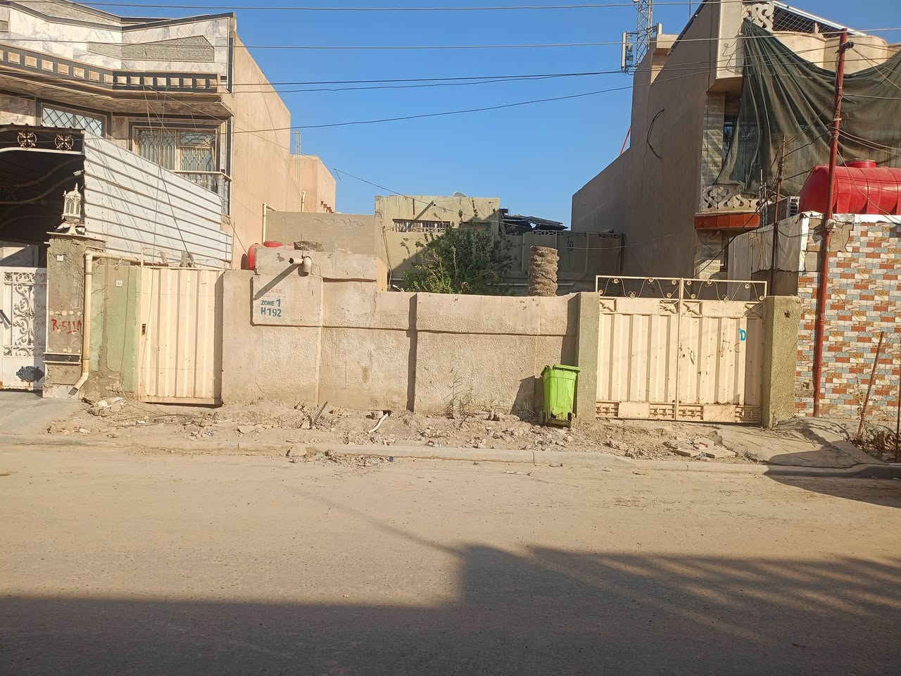 اسف على الاطاله❤️❤️
السلام عليكم 

 الدار للبيع الموقع حي الطياره خلف الدفاع المدني مجاري تبليط امطار 

المساحه 299 

الواجها 11 متر  

النزال 24متر  

يرهم للسكن ويرهم قطعه ارض 

غير متواجد على الفيس 

سعر المتر 2 مليون عراقي وبي مجال للتفاوض 

 رقم صاحب الدار ***********

 لأي استفسار 🤍
