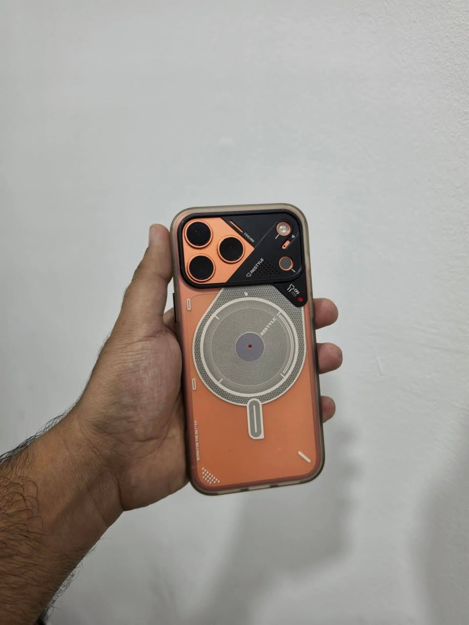 سلام عليكم ايفون ١٧ برو ماكس برتقالي eism
نظافة ١٠٠ 
بطارية 98 
شريحة الكترونية esim
سعرة مليون و٦٥٠ نهايتة 
رقمي *********** 
مكاني بغداد البياع
