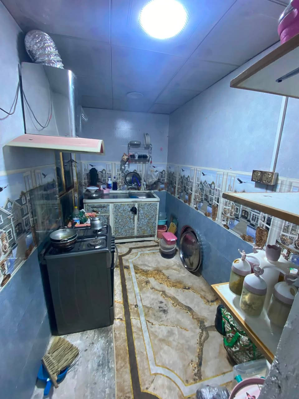 السلام عليكم
بيت 80 متر 

يتكون من 

استقبال

غرفة نوم كبيره طابق ثاني 

صاله

مطبخ

حمام داخلي + خارجي + مكشوفه

البيت يرادله ترتيب بسيط كلش

جاهز للسكن 

كهرباء وماي ومجاري 

بوستر صاعد ونازل 

خط مولد 

السعر 30 
الموقع شارع السوق قريب الصيدليه 

***********
