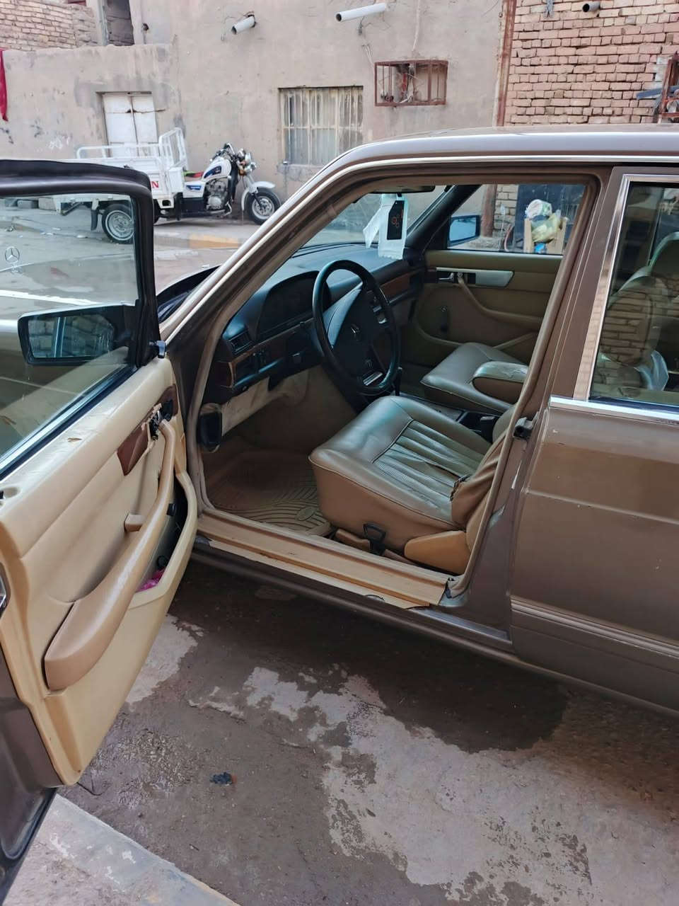 السلام عليكم مارسدس رائاسي مكينه بلاديه عنكبوت قبق اسود سياره نضيفه مال جني سياره كامله مكمله من تبريد دواخل سياره جاهزه ارقام انكليزي مثنى سنويه لحد30 تنتهي ماعليه غرامات السعر 60 رقم ***********واتساب
