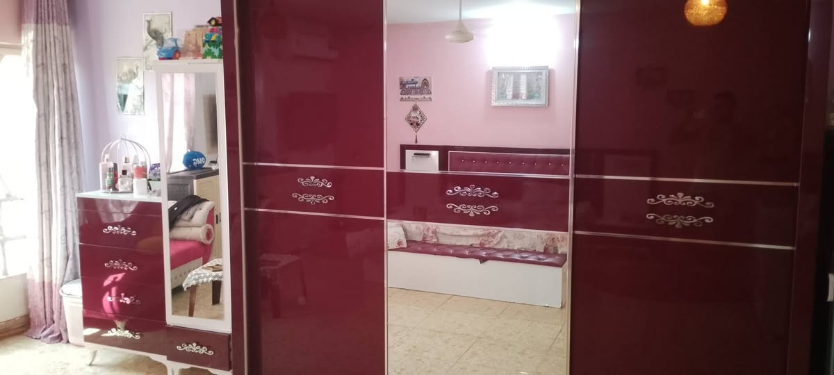 سلام عليكم غرفة نوم تركيه للبيع مكانه بغداد شهداء البياع 8 قطع ب400 وبيه مجال
