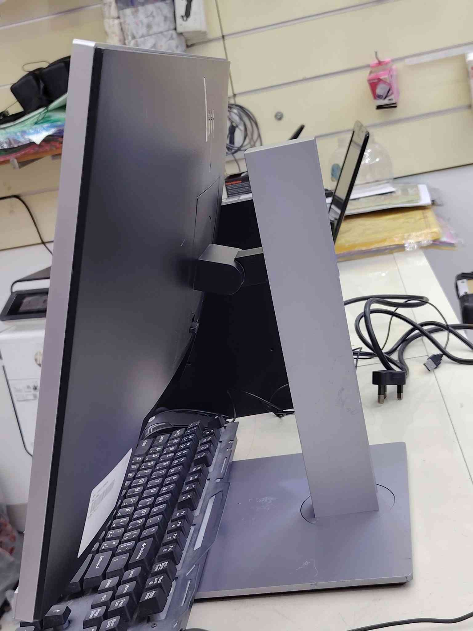 حاسبة للبيع نوع hp
كورi5
الجيل الرابع
رام 10 كيكا
هارد 256 ssd
كرت شاشة داخلي 4كيكا
كيبورد ميكانيكي
ماوس 
حجم شاشه 24 دقة 120هرتز
سعر ٣٠٠ وبيها مجال
مكتب المها للموبايل
المضيق مقابل جامع الخضر والياس
***********

نص مكتوب في الصور:
- About Your PC is monitored and protected. See details in Windows Security Installed RAM 10.0 GB DDR3 Processor Intel(R) Core(TM) i5-4570S CPU @ 2.90GHz 2.90 GHz Graphics Card 113 MB Intel(R) HD Graphics 4600 Storage 238 GB 83 GB of 238 GB used DESKTOP-BH5IVAM Rename this PC Device Specifications Copy Device Name DESKTOP-BH5IVAM Processor Intel(R) Core(TM) i5-4570S CPU @ 2.90GHz 2.90 GHz Installed RAM 10.0 GB (9.89 GB usable) Graphics Card Intel(R) HD Graphics 4600 (113 MB) Storage 238 GB SSD TARGET TS10 256G Device ID E0342AB1-7B87-4665-92B1-CD06D9024B34 Product ID 00330-80000-00000-AA452 System Type 64-bit operating system, x64-based processor Pen and touch No pen or touch input is available for this display Frequently asked questions How does having 8-16 GB of RAM impact my PC's performance? Can I run modern applications smoothly with this RAM capacity? Is my GPU sufficient for high end gaming and video experience? How can having a dedicated GPU enhance my experience and productivity? Am I running the latest version of the Windows OS? What is the latest Windows version?