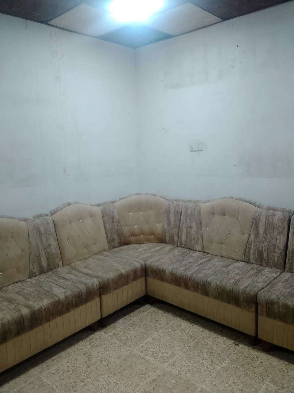 ديوان السعر 155 الف 7 متر ونص تركي 

مكان موصل الايمن يتوفر توصيل الطلب عل رقم *********** بي وتساب

