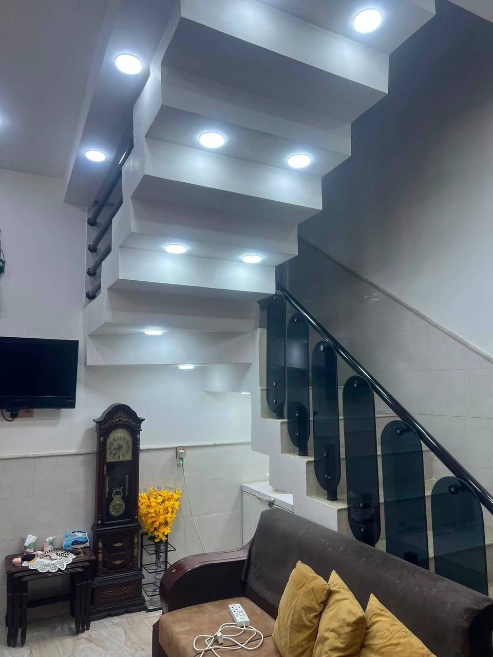 دار سكن ١٠٠ متر طابو صرف للبيع فول مواصفات بناء ٢٠٢٥ طابقين دبل فاليوم
📐 المساحة : ١٠٠ متر الوجه ٥متر والنزال ٢٠ متر

#يحتوي الطابق الاول : طرمة صحيات مدخلين للدار استقبال صالة معزولة مطبخ حار وبارد حمام غرفة نوم منور ،،

#يحتوي الطابق الثاني : 3غرف نوم وصحيات وصالة درج ،،

🏛️بناء بأدق التفاصيل والذوق الرفيع من جميع الجوانب بناء (طابوك درجة أولى ) 

📍الموقع : العزيزية حيّ السياسيين التبليط وجميع الخدمات ،، 

💰السعر : ١٢٠ مليون وقابل للتفاوض 

📄السند باسم سخص واحد تحويل مباشر 

☎️للاستفسار اكثر الاتصال بالرقم التالي
***********
