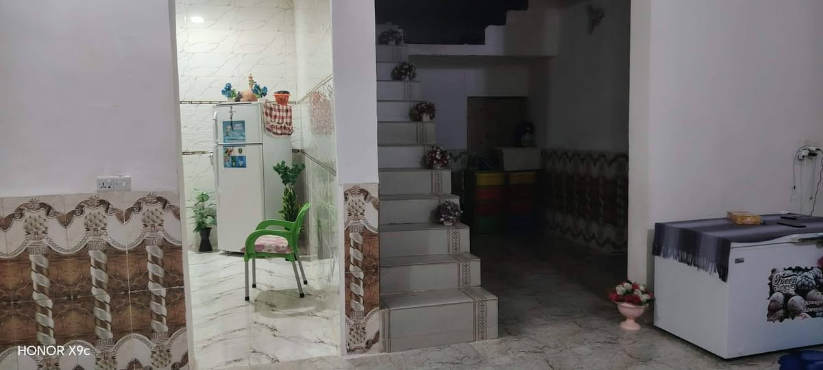 سلام وعليكم بيت مساحه 500متر جاهز لسكن لبيت زراعي قربه مدرسه الصفاة الابتدائيه قربه دور الأيتام سعر 45رقم الهاتف ***********/***********

نص مكتوب في الصور:
- HONOR X9c