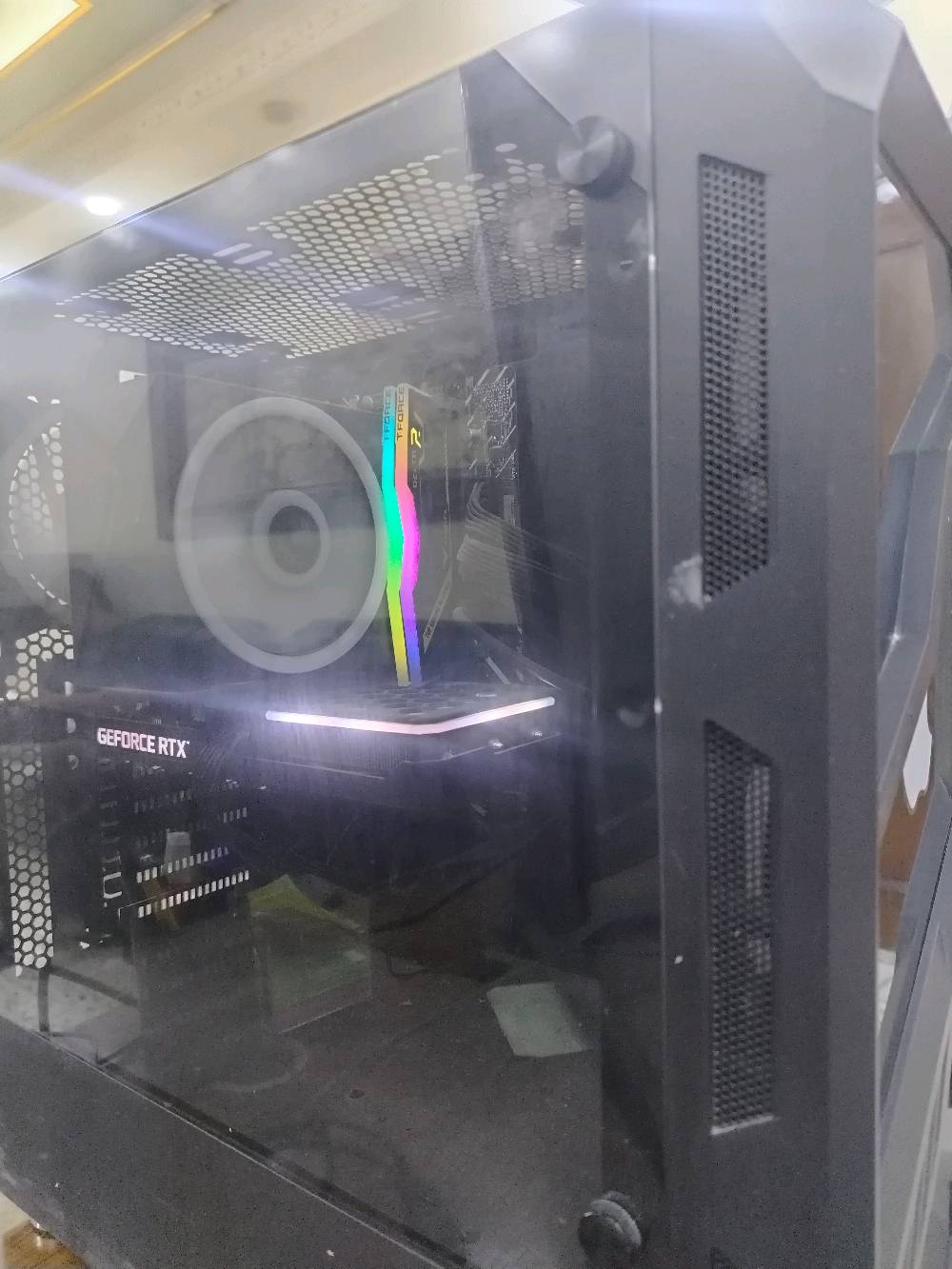 * CPU: Intel Core i5-14400F
* GPU: RTX 3060 Ti PNY 8GB
* RAM: 16GB DDR4 3200MHz
* PSU: 750W
* Monitor: Samsung Odyssey G6 27” 2K 240Hz Curved
* Mouse: Logitech G Pro X Superlight 2
* Keyboard: Logitech G Pro X TKL
* Storage: 120GB SSD + 1TB HD
مذربورد اسوس