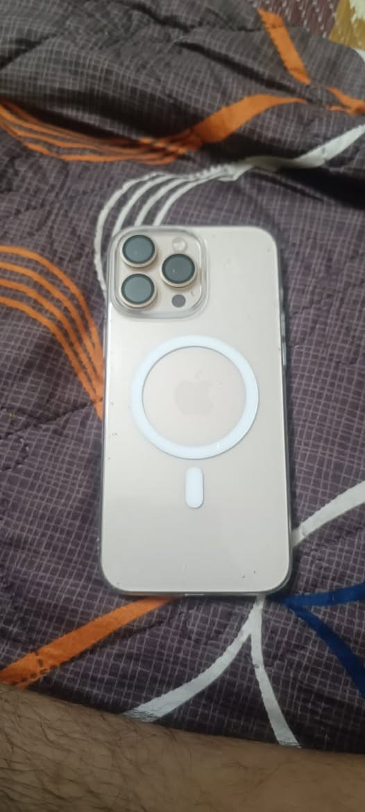 ايفون 📱 ١٦. لبيع تلفون بطارته ٩٩شاحنه  بس ٢١٨ تلفون سعره واحد و٤٠٠مع جميع  ملحقاته لتوصل ***********وتسب

