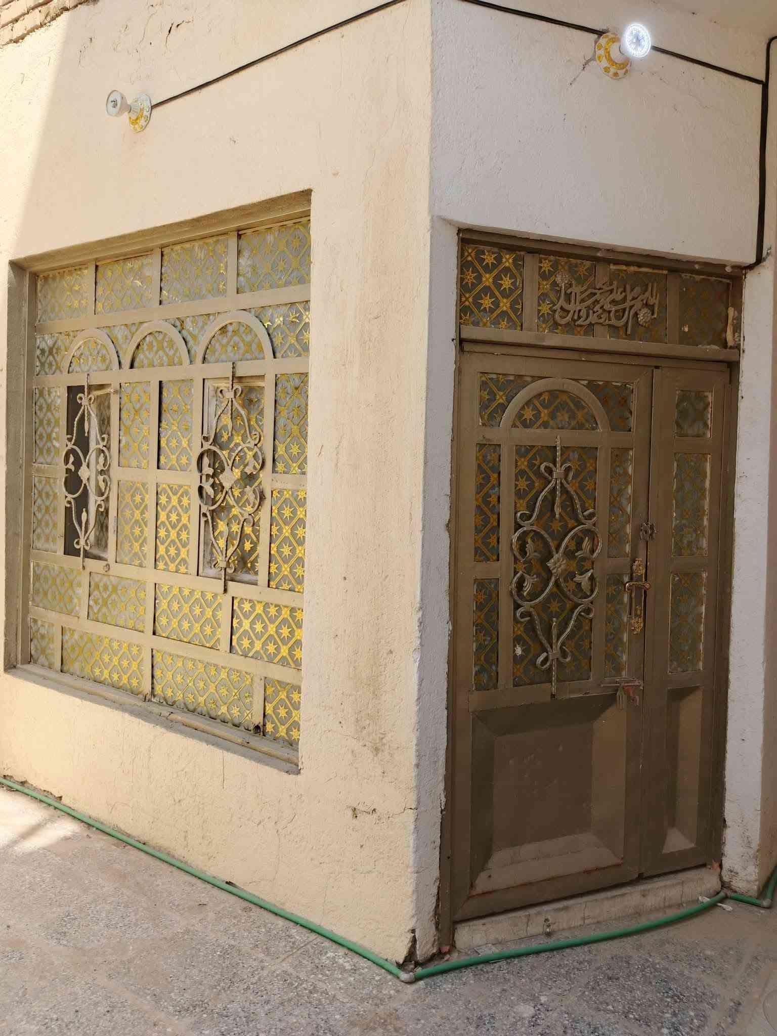 بسم الله الرحمن الرحيم.                                                عرض حي ميسان مساحه (100متر)  قطاع 84  شريط    عرض شارع 10متر كفه تجاري سعر (95مليون معه مجال)                      يحتوي على طارمه مطبخ ستقبال صاله وغرفه وكشوفه حمامات داخليه وخارجيه  سعر مناسب موقع مكتب حي ميسان شارع كيات قرب تقاطع بواري                                    ( مقاولات عامه مناسبه)  رقم للستفسار على واساب (***********)

