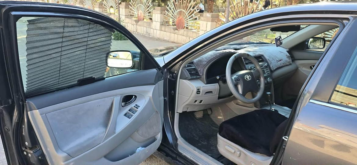 تۆیۆتا کامری ٢٠١١ Le   رەنگی نەوتی 
مواسەفاتی ئەمەریکی چوار جام ئۆتۆ و  ئاوێنە کارەبا و کوشن کارەبا  تحدید سرعە و تەحوکماتی  سەر سوکان پارچەیەک و  پەڵەیەکی بۆیاخە بەبێ ناوگرتن بۆنید و نیو دەرگا  و چوار تایەی تازەی لەژێرە سەنەوی تا ٢٩ تازەیە و  بەشەرتی تەحویل و غرامە و تەبرید و گێڕ و مەکینە  سەرف و دوکەڵ و بوخاری نیە  ١٠٤ گەڵاو معامەلە السليمانية, العراق

