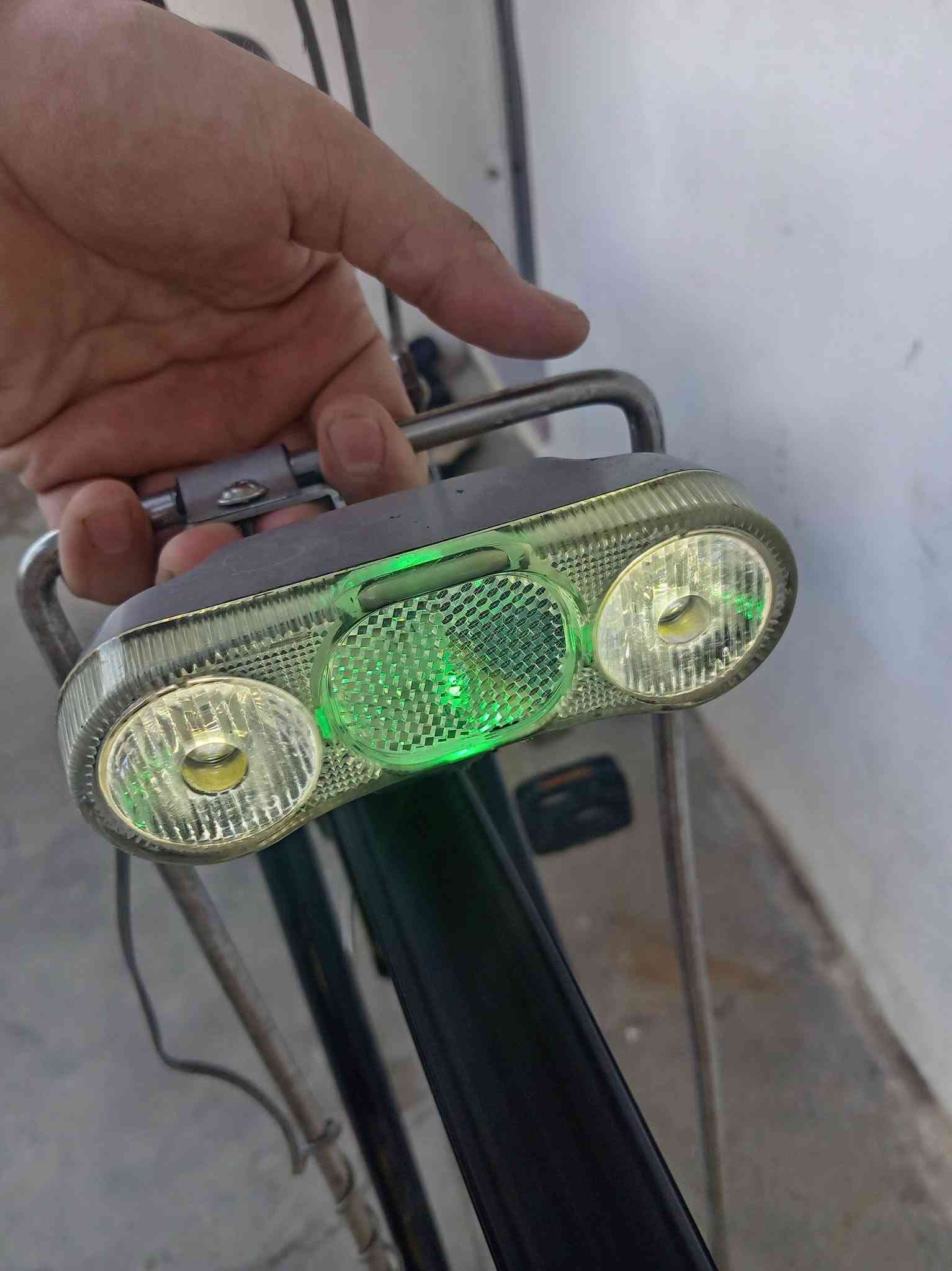 🚲🔥 بايسكل ياباني حجم 27 للبيع 🔥🚲 
 ياباني نظيف  لوك مال حاويه ✨
🔧 المواصفات:
⚙️ وياله استيل والچاملغات استيل
⚙️ گير 3 نمر
💡 حساس دبل عدسة
🔐 قفل مركزي
⚡ تقفل التاير اخلفي ينقفل ويا الستيرن🆕 
🔗 البايسكل قايش بدل الزنجير
🚲تايرات جدد  نوعيه فيتنام 🇻🇳
💵 السعر 180قفل.   
💯 نظيف وجاهز للاستخدام 🚲
📩 للاستفسار مراسلة ***********
