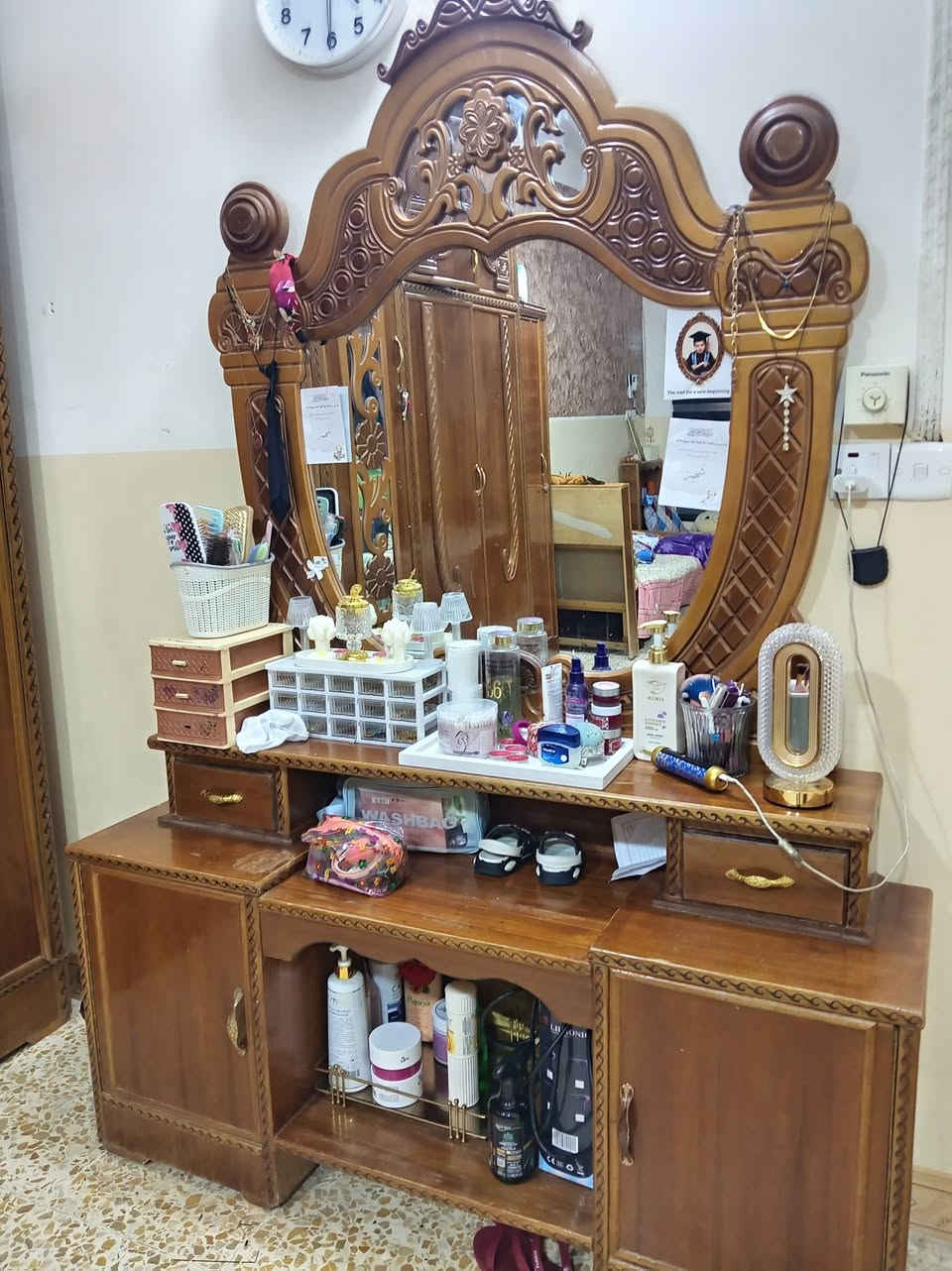 غرفة اخشاب حطاطه مستعمله نظيفه طابقيه ب٦٥٠ الف الشراي يتصل  ***********
