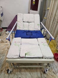 سرير طبي للبع ميكانيكي يعني يدوي مو كهربائي جكات 4 حركات ارتفاع الظهر ...