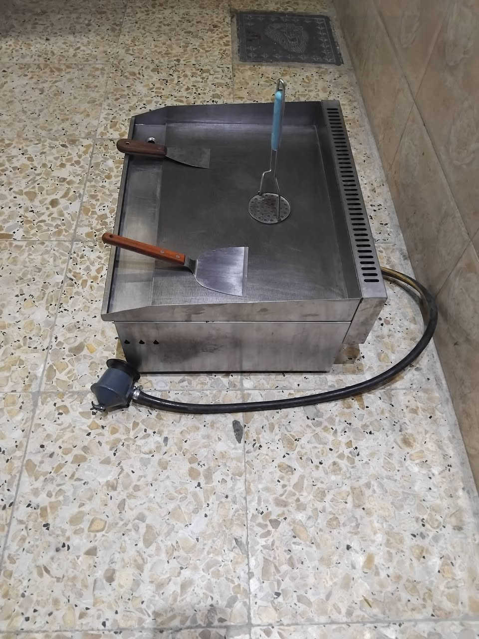سلام عليكم من رخصة الادمن المحترام عندي كريل بركر قياس 55x42 استعمال قليل علفحص للبيع السعر 150 الف بغداد الكرخ هاتف *********** بي واتساب

