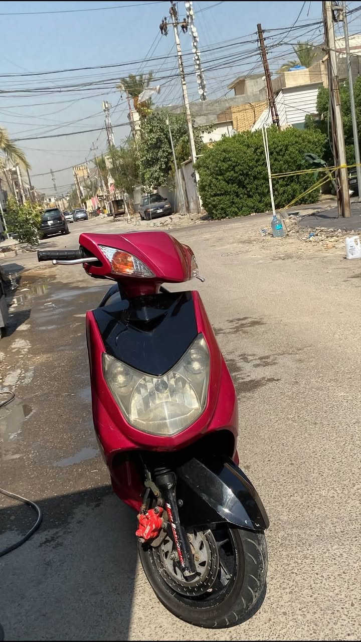 سلام عليكم سكنس فحل لونه كرزي🍒 بيها كابربتر رياضي مكينه مزود 58 شلعه معدل  بيه روله مال رمبه اصليه  كهربائيات كلها شغاله بيها لايت زنون  سكن كلوب رماش عالي بس ناصي من دكمه واير مشلوع دراجه خير من الله نكره سلف قفل ستيرن جنطه بيها محترك بس دشبول. دشبول محتركك سعره 900 بيها مجال دراجه مكفوله او مراوس اب جبلي كون نضيفه ما مفتوحه مكاني بغداد المنصور +***********
