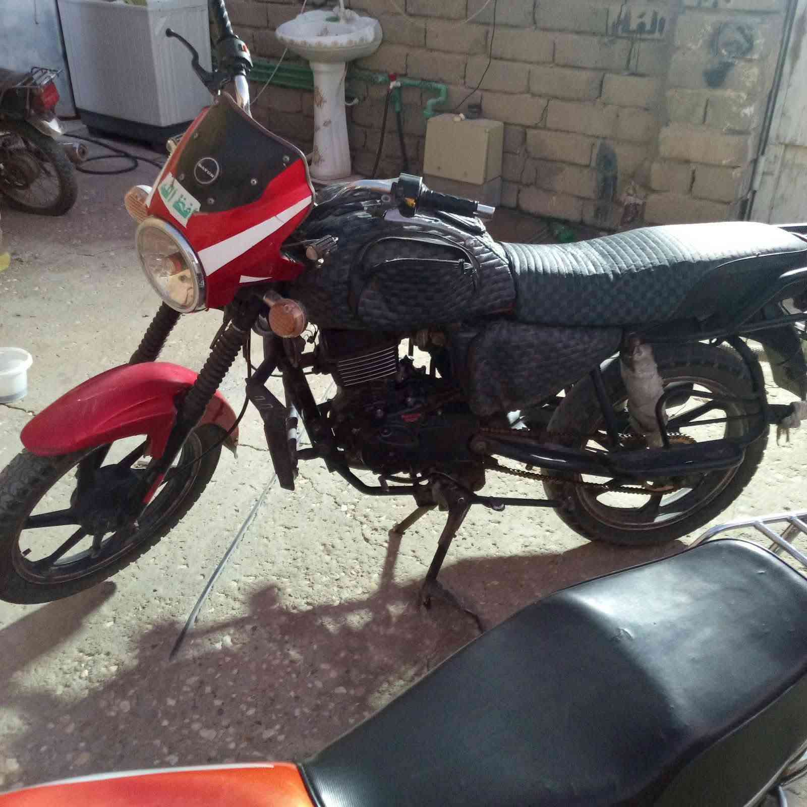 ديون مديل 21 ميكنه 23 حطه حمره 
بيه نقوصات بصيطه سعر  وحد 50 وبيه مجال 
اورق اصولي  مكان سوق الشيوخ ***********
