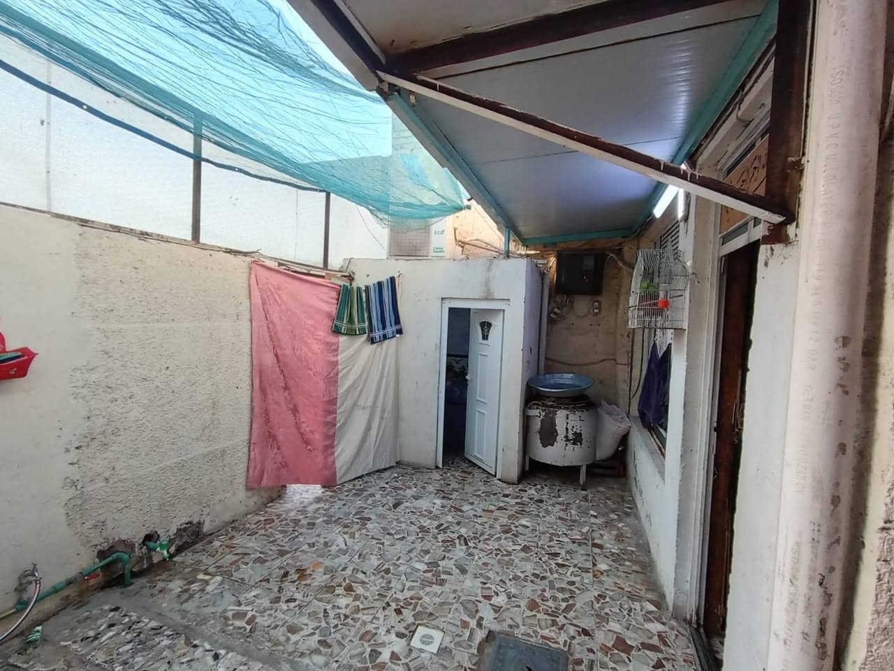 السلام عليكم بيت كامل للبيع المساحة 144بسمي تحويل مباشر قطاع 76 مقابيل 33 داخل فرع منه للشارع العام 
التفاصيل داخل المنشور السعر 190 وبي مجال بسيط 
للستفسار ***********

نص مكتوب في الصور:
- 7x4
- 4x5
- 4×4