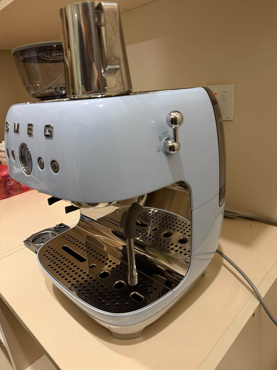 * ماكينة إسبريسو SMEG EGF0  مع مطحنة مدمجة.
• بورتافلتر 58m
* تعمل بنظام طحن وتحضير القهوة في نفس الماكينة.
* تحتوي على عصا تبخير للحليب.
* الماكينة بحالة جيدة ونظيفة كما موضح بالصور.
* تأتي مع ملحقاتها الظاهرة بالصورة، ومنها البورتافلتر والسلال وملحقات التنظيف.
* اللون: أزرق فاتح.
من خلال استخدامي لهذا الجهاز اقوى شي بيه هو المطحنة لان نادرا ما تجي الطاحونة ممتازة بجهاز مدمج ومن ثم قوة البخار .
