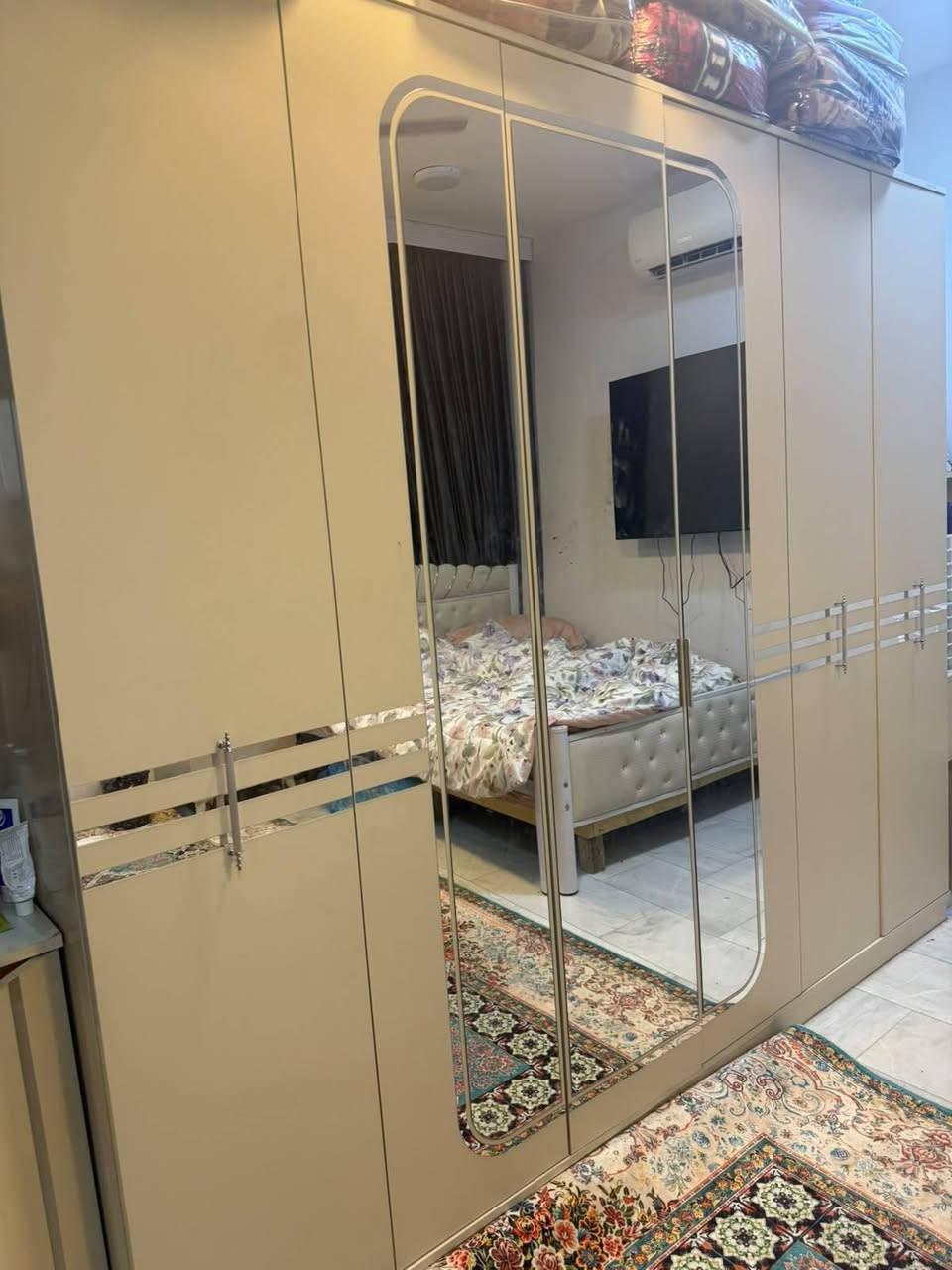 *للبيع سيت غرفة نوم 4 قطع - مستعمل نظيف جداً - بغداد مدينة الصدر*
*السيت يتكون من:*
1.  *قنفة 6 ابواب 3 مرايات* - لون بيج فاتح، تخزين واسع
2.  *ميز تواليت بمراية كبيرة* - 2 درج + 2 باب
3.  *ميز دراسة برفوف* - عملي جداً للطلاب
4.  *كومدينو 4 دروج* - نفس اللون والتصميم

*الحالة*: نظيف مابي اي كسر او خراب، سبب البيع تجديد
*السعر*: 850,000 دينار *قابل للتفاوض*
*المكان*: بغداد - مدينة الصدر
*ملاحظة*: النقل على المشتري

للاستفسار واتساب: ***********
