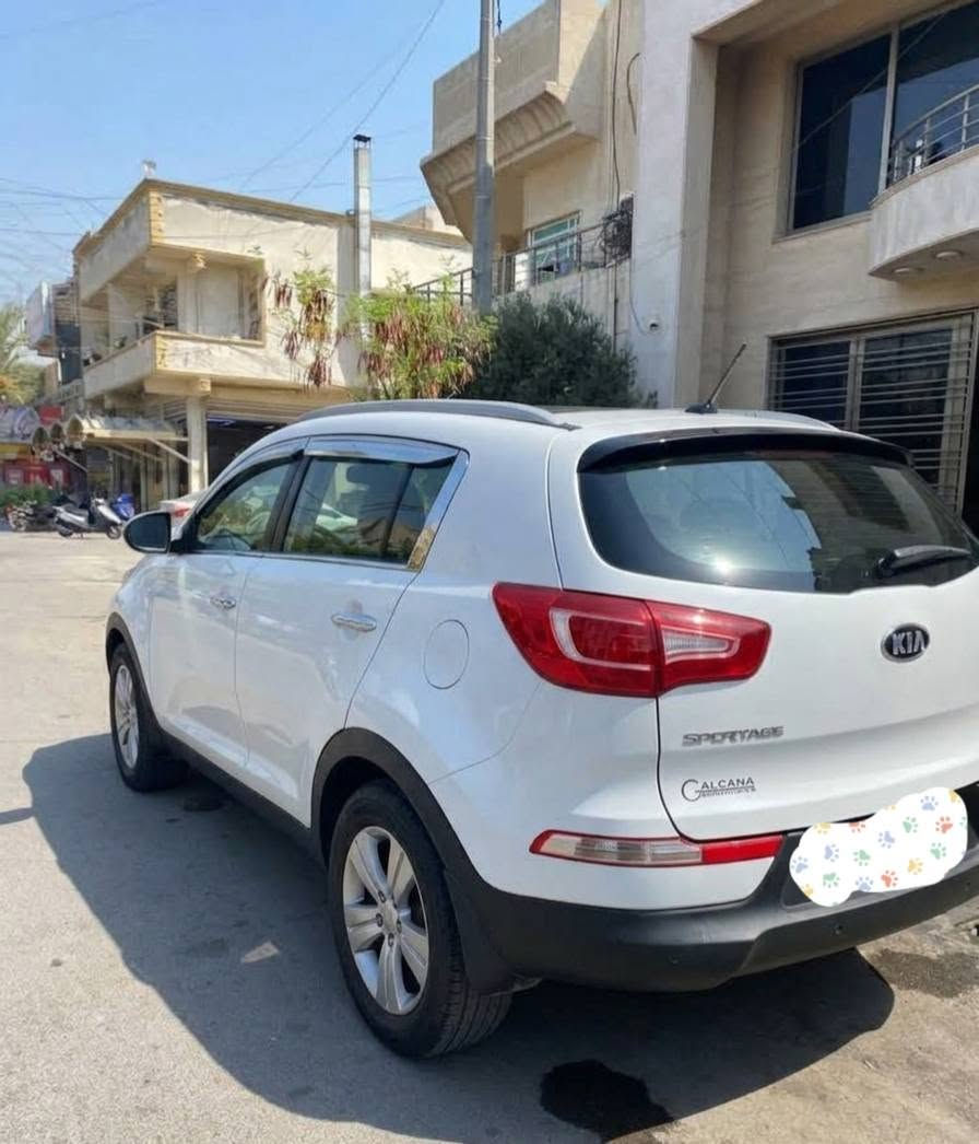 للبيع سيارة سبورتج موديل ٢٠١١ وارد خليجي 
سيارة مكفولة كفالة عامة لاتبديل ولاصبغ 
كير ومحرك كفالة 
بانوراما حساس اشاير بالمري شاشة تاب  تبريدها شغال 
مكاني الناصرية مركز 
السيارة عارضها ١١٤ وبيها مجال بسيط اذا سعرك جوه ال ١١٠ لاتراسلني واذا مراوس بسيارة ناصية سعرها ٨٥ او ٨٨ عادي
رقم التواصل ***********
