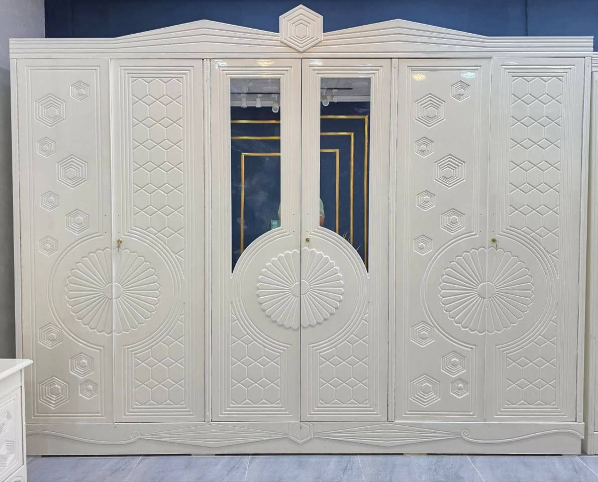 السلام عليكم غرفة عراقية تصميم تركي 6 بوب ارتفاع مترتين او 70  جديدة كلش ماخال اي ملابس  بيها تجي وشوف ابعينك ريحة النجاره بيها السعر مليون او ربع ***********0 غير متواجد عل فيس
