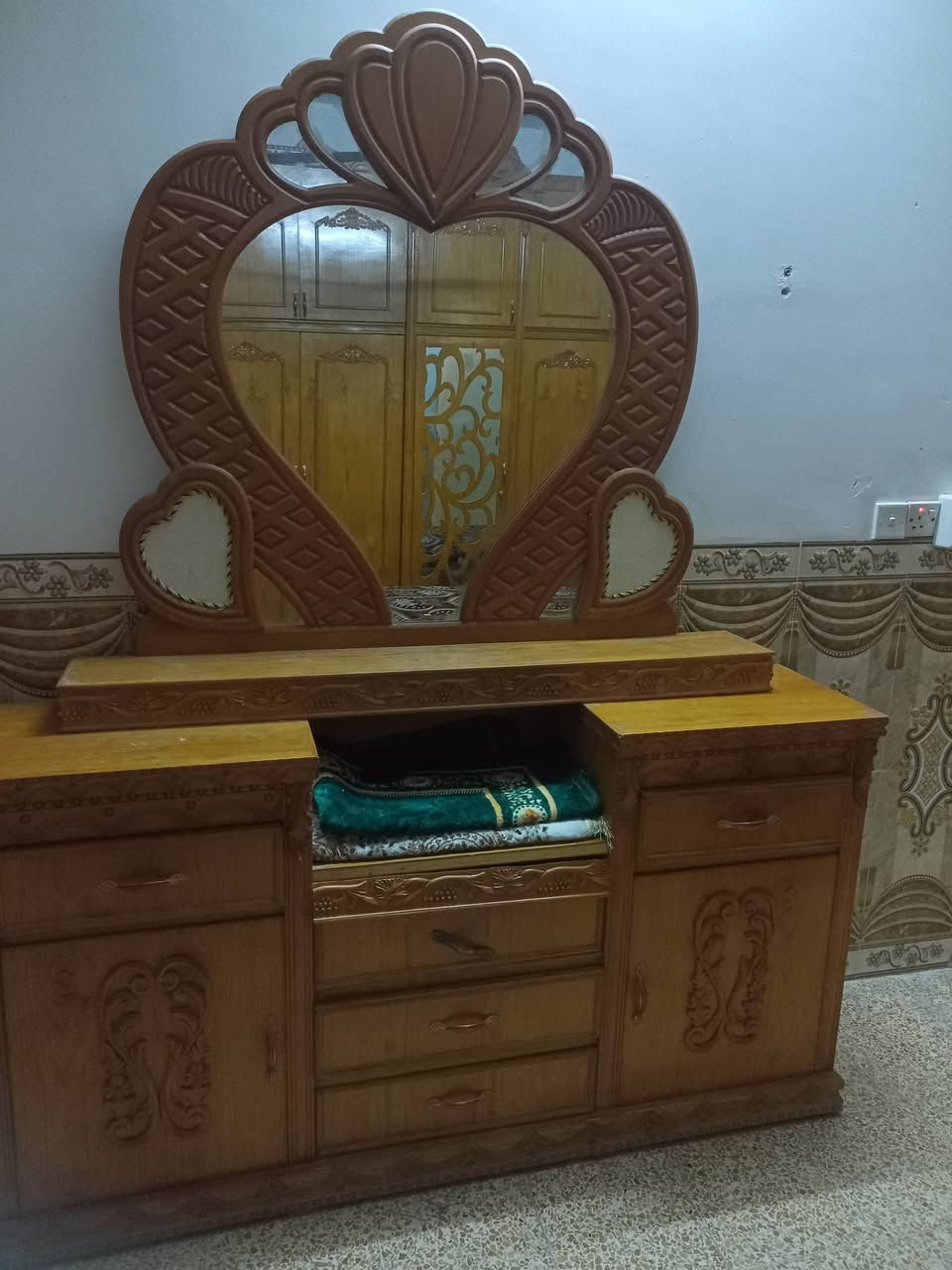 سلام عليكم زاويه وتخت ومريه للبيع السعر 400 وبي مجال   وهذا رقمي ***********
