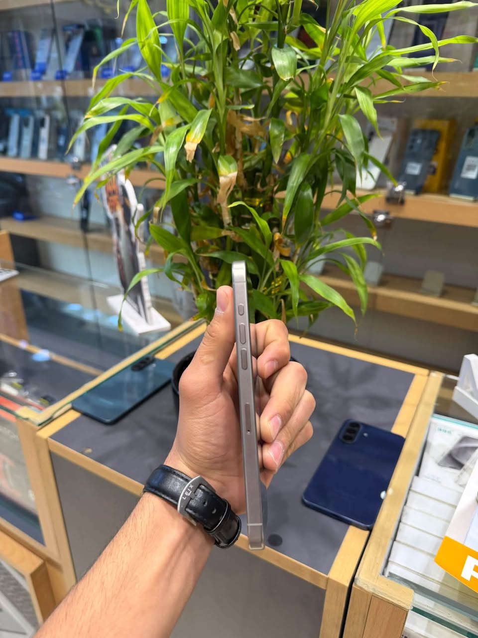 iPhone 15 Pro Max
ذاكره 256 
البطاريه 99
مشحون 92 مره 
الجهاز نضافته 100بل 100
سعر الجهاز مليون و100 وبيه مجال 
الاستفسار اكثر اتصال على هاذه الرقم 
***********
