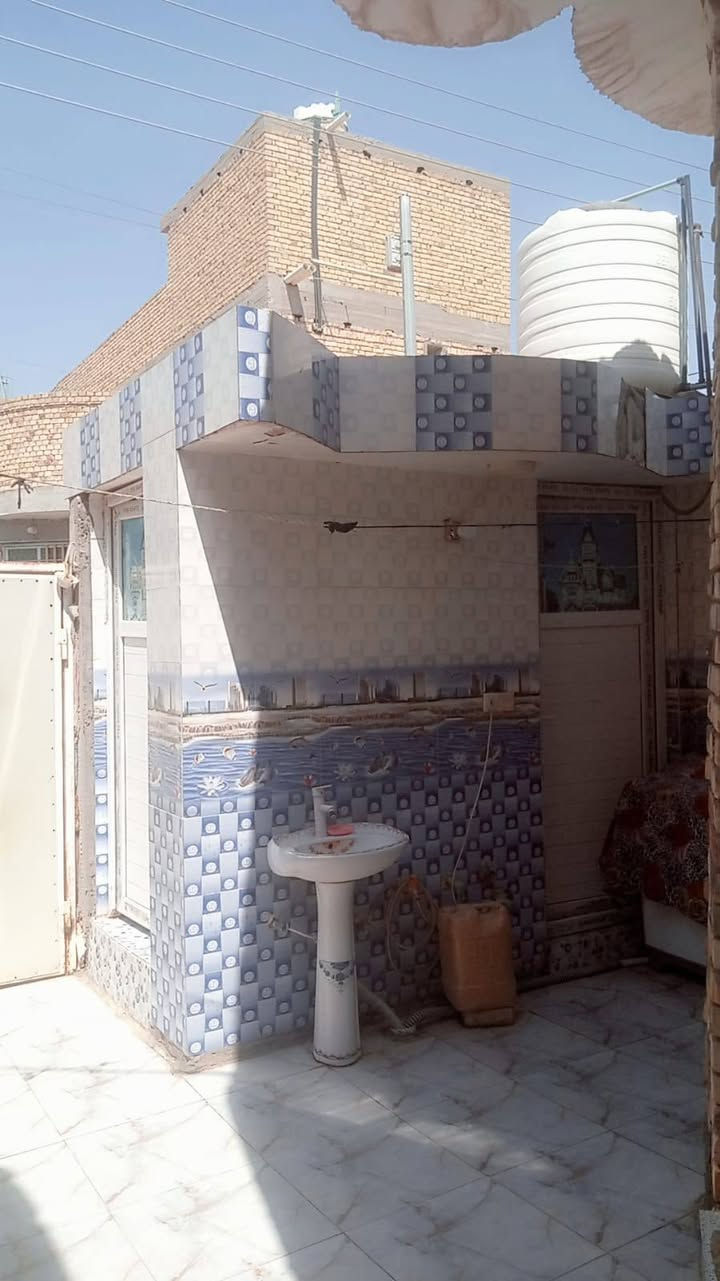 بيت للبيع بناء حديث كونكريت بدايه  في حي الامين الثانيه قرب الشارع الرئيسي 100مترطولاني  التواصل ***********
غرفه+صاله+استقبال +مطبخ+منور+صحيات
