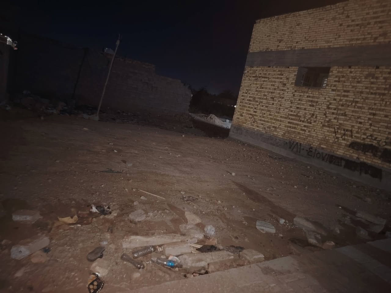 السلام عليكم ورحمة الله وبركاتة عرصة للبيع ١٠٠ مربعة مدفونة تراب حر او سبيس او محدولة او جاهز للبناء ١٠في ١٠ الأكاديمية خلف جامع الحسن الخدمات فول اب صف الركن مباشرة مهيئة لسحب الإسكان السعر ٣٨
***********
